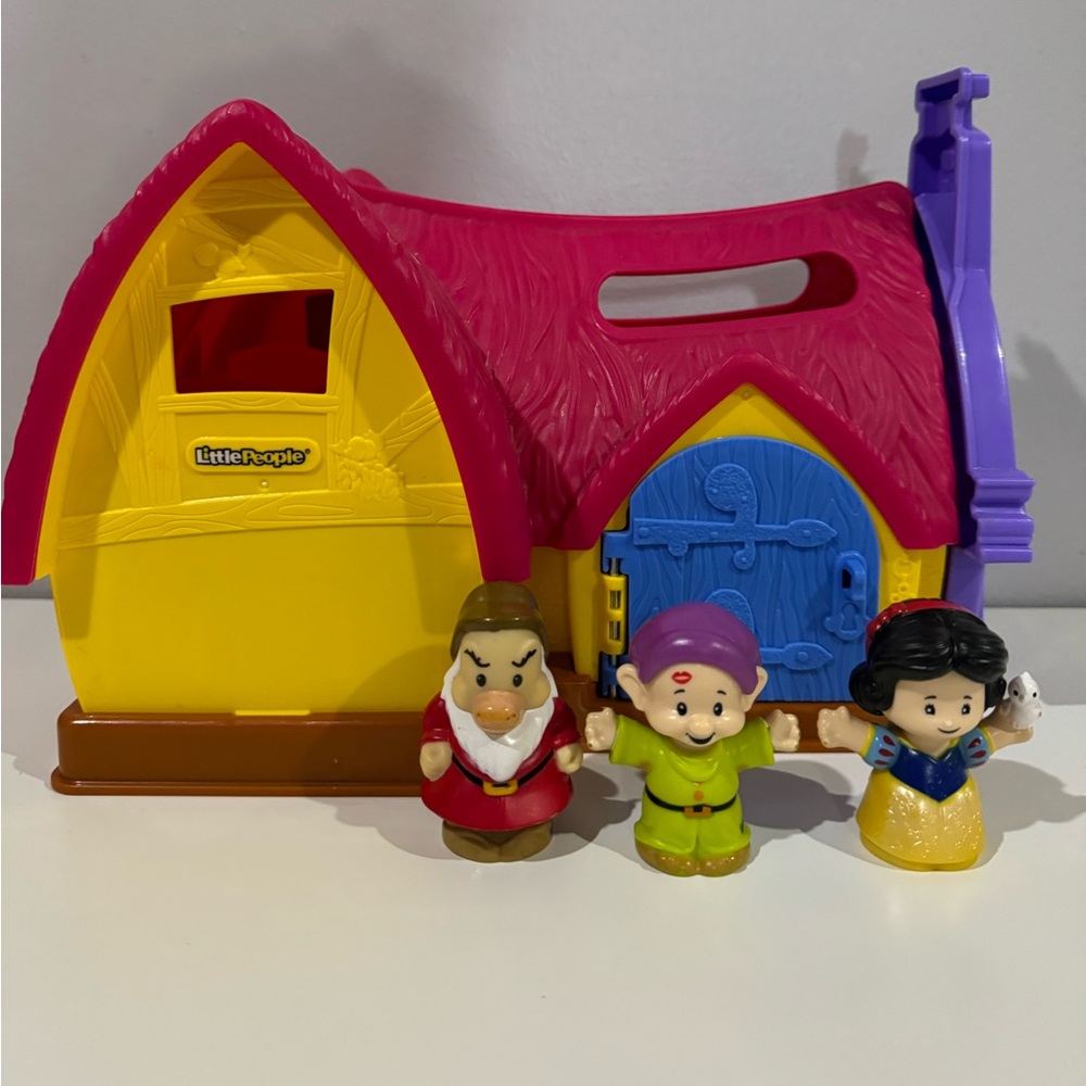 Disney Little People Pink and Yellow snow Whites Cottage Playset with 3 Figures